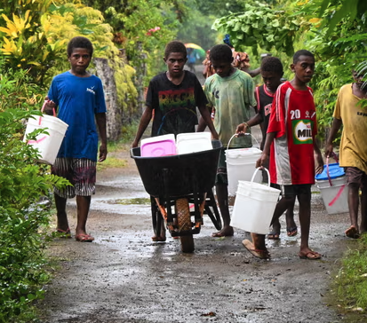 Vanuatu Children collect water 